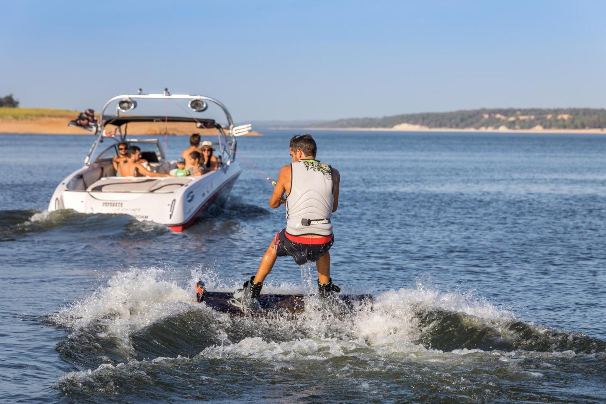 Ap Lago Montargil - Conference & Spa エクステリア 写真 A wakeboarder