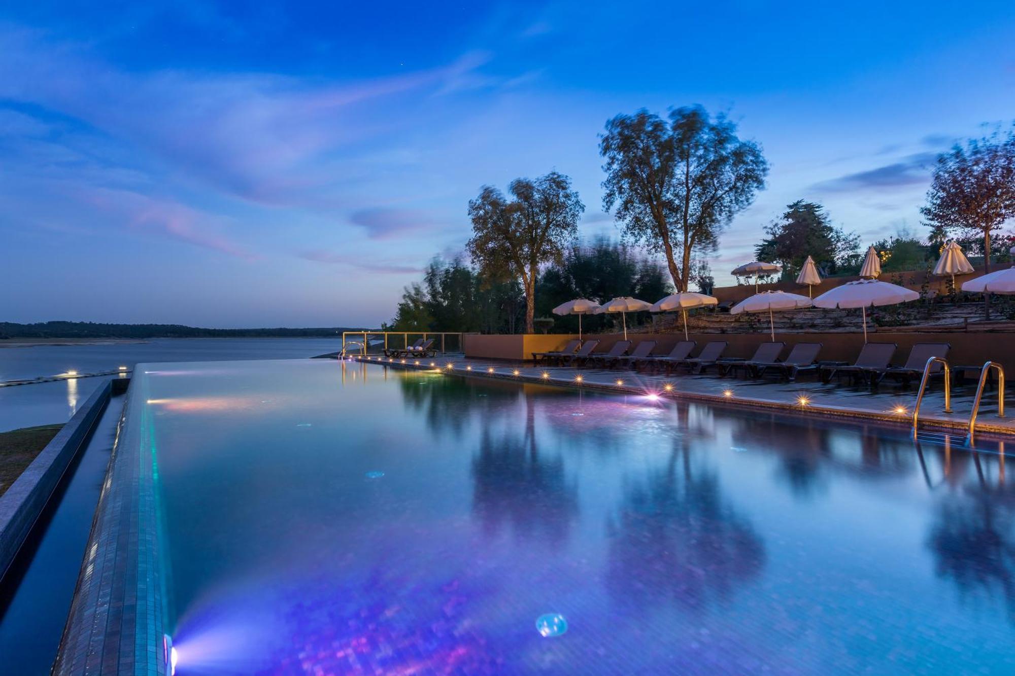 Ap Lago Montargil - Conference & Spa エクステリア 写真 The pool at the hotel
