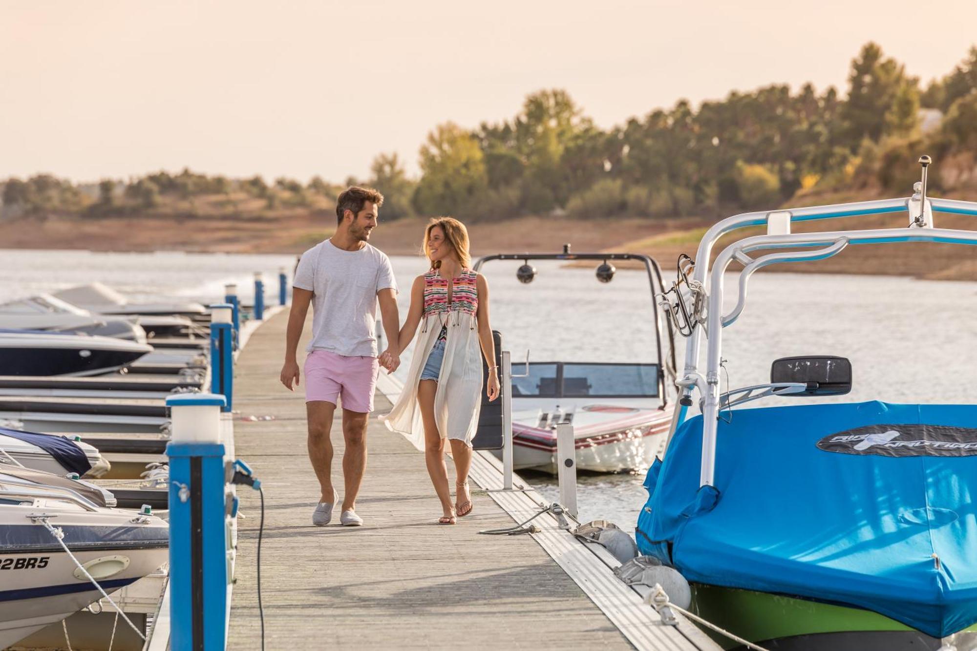 Ap Lago Montargil - Conference & Spa エクステリア 写真 A couple walking on a dock at Lake Pleasant